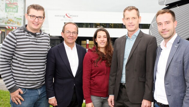 Peter Haubner und Stefan Schnöll mit Geschäftsführer Markus Neumayr und Mitarbeitern (Bild: Max Grill)
