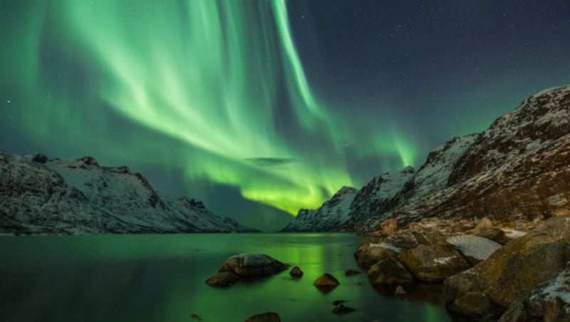 Treffen geladene Partikel der Sonne auf die Erdatmosphäre, wird das Phänomen am Boden in Polnähe als Polarlicht (Aurora borealis) wahrgenommen. (Bild: stock.adobe.com)