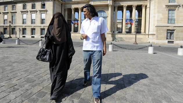 Rachid Nekkaz mit einer Burkaträgerin (Bild: AFP)