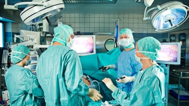 Blick in einen Operationssal. Manche Patienten müssen länger oder kürzer darauf warten. (Bild: ROBERT HERBST)