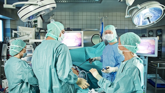Blick in einen Operationssal. Manche Patienten müssen länger oder kürzer darauf warten. (Bild: ROBERT HERBST)