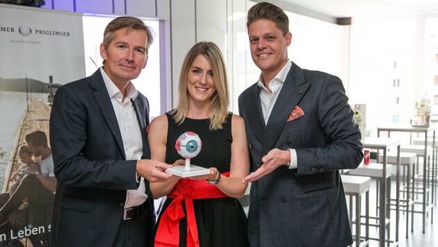 Die Spitzenmediziner Siegfried Priglinger (l.) und Martin Dirisamer mit seiner Ehefrau Susi. (Bild: Cityfoto)