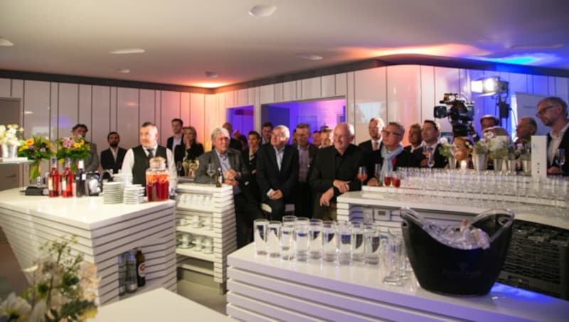 Rund 100 Gäste waren beim Jubiläum und der Eröffnung von "Smile Eyes" in Linz. (Bild: Cityfoto)
