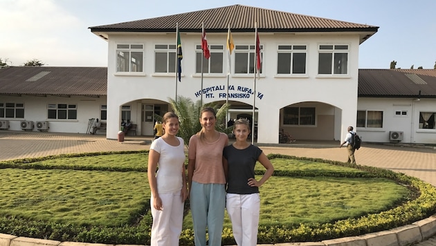 Steffi, Madeleine und Marisa (v.l.) vor dem St. Francis Hospital in Ifakara in Tansania. (Bild: Madeleine Mischitz)