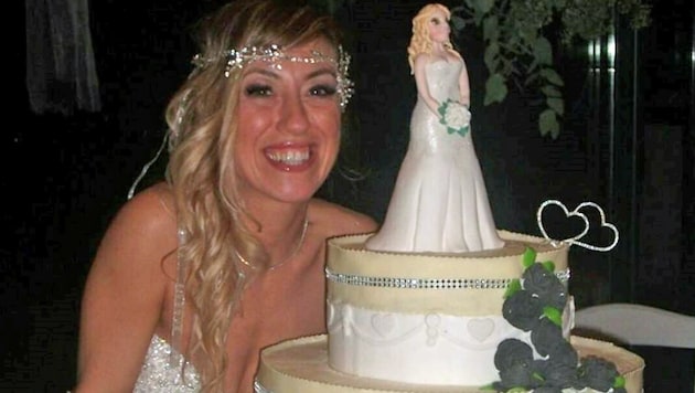 Laura Mesi mit ihrer Hochzeitstorte, auf der nur die Braut zu finden ist (Bild: facebook.com)