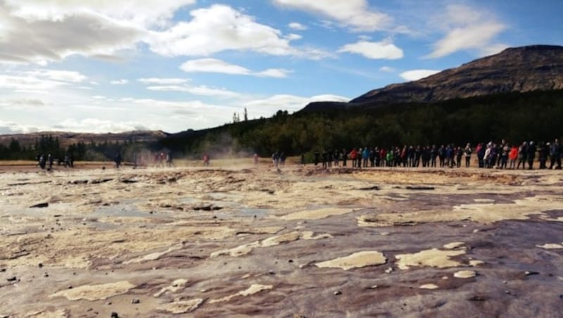 Warten auf den Ausbruch des Strokkurs (Bild: MT)