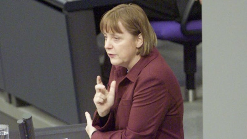 Angela Merkel 2001 im Bundestag (Bild: AP)