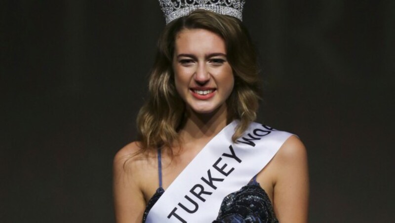 Da konnte sie sich noch freuen: Itir Esen (18) war einen Tag lang "Miss Türkei". (Bild: AP)