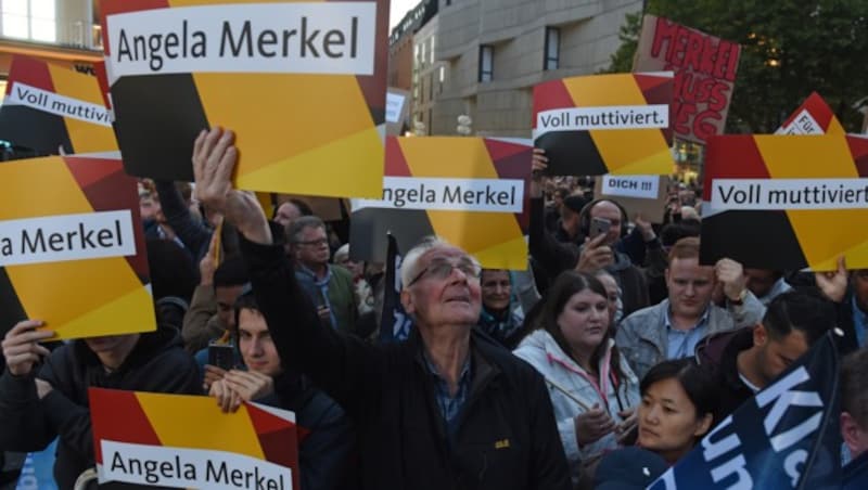 Doch Merkels Fans sind "voll muttiviert". (Bild: AFP)