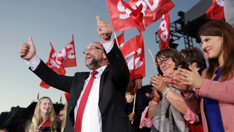 SPD-Kanzlerkandidat Martin Schulz kämpft mit einer klaren Abgrenzung zu Merkel um Stimmen. (Bild: APA/dpa/Kay Nietfeld)