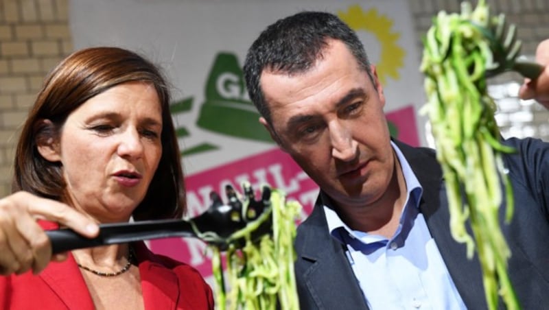 Die Grünen-Spitzenkandidaten Katrin Göring-Eckardt und Cem Özdemir feierten eine Pasta-Party. (Bild: APA/Ralf Hirschberger)