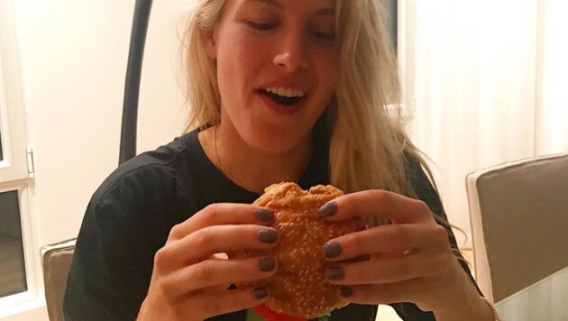 Tennis-Star Genie Bouchard lässt sich einen Burger schmecken. (Bild: instagram.com)
