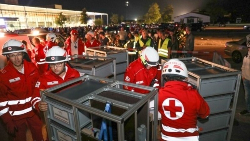 Auch ein Rot Kreuz-Großaufgebot war bei der Bombendrohung in Wels im Einsatz. (Bild: Laumat)