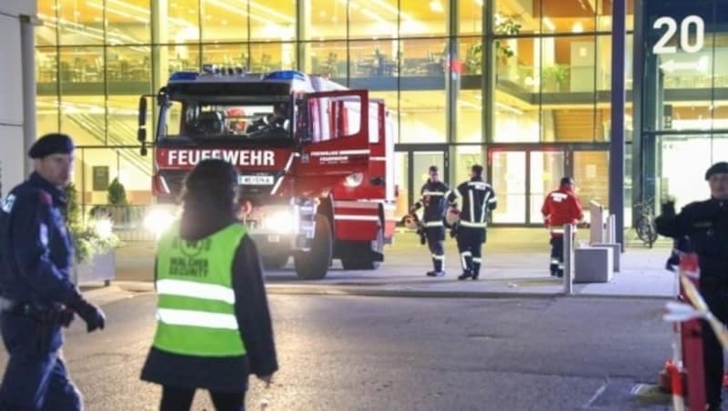 Auch die Messehalle 20 in Wels wurde unmittelbar geräumt - danach nach Sprengstoff gesucht. (Bild: Laumat)