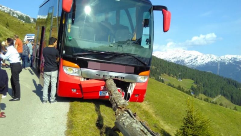 Der 65-jährige Urlauber und die Baumstamm-Leitschiene haben den Reisebus vor dem Absturz bewahrt. (Bild: ZOOM.TIROL)