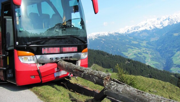 Der Bus auf der Zillertaler Höhenstraße (Bild: APA/POLIZEI ZELL AM ZILLER)