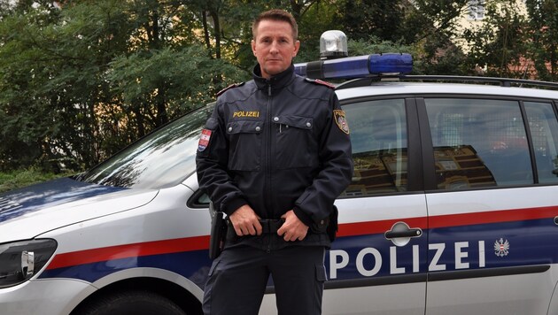 Gruppeninspektor Andreas Lorenz brachte nach dem Unfall in Rainbach den abgetrennten Arm zum Spital. (Bild: Polizei)