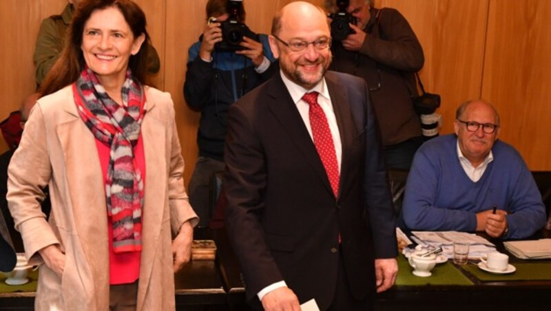 Martin Schulz (SPD) und seine Gattin bei der Stimmabgabe (Bild: AP)