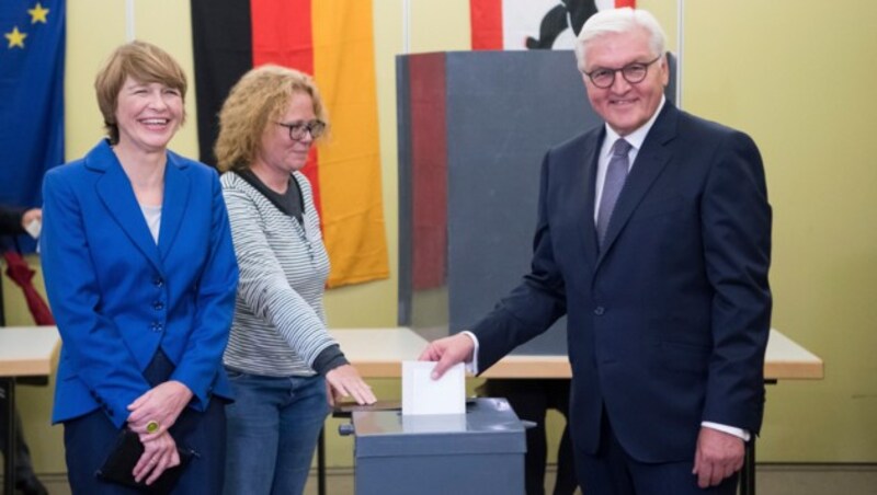 Deutschlands Präsident Frank-Walter Steinmeier bei der Stimmabgabe (Bild: AP)