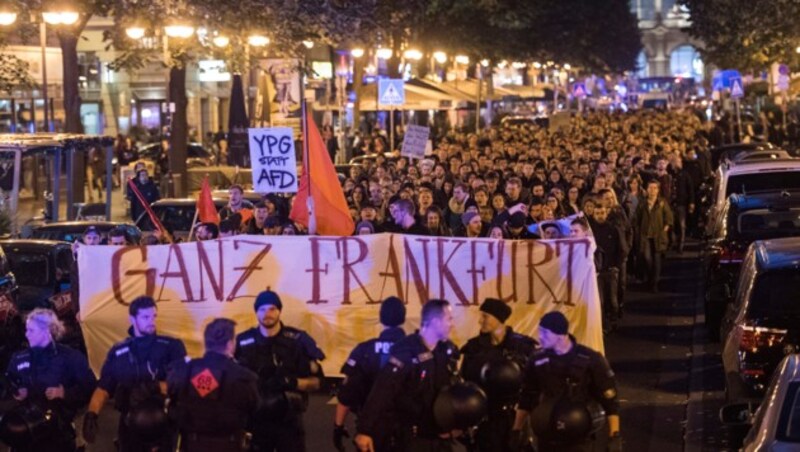 Protest gegen die AfD in Frankfurt (Bild: AP)