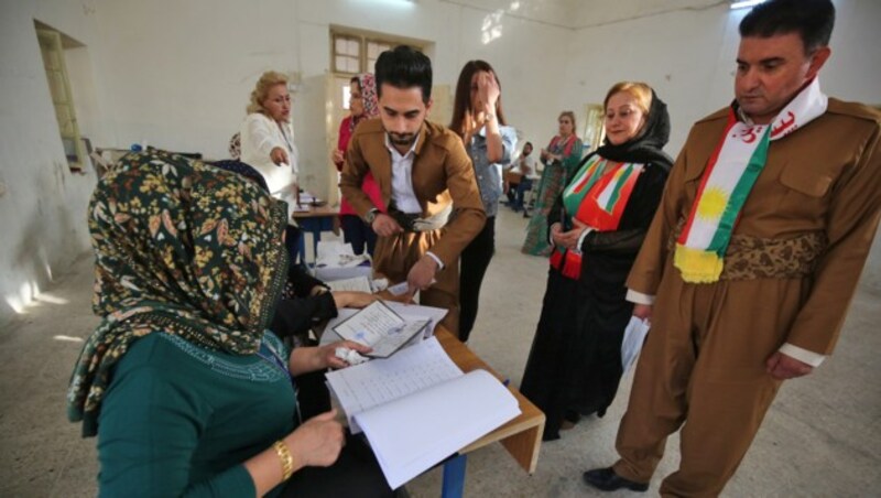 Kurden bei der Stimmabgabe in der nordirakischen Stadt Kirkuk (Bild: AFP)