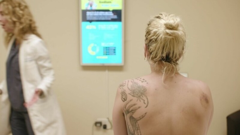 Lady Gaga bei der Untersuchung im Spital (Bild: Netflix)