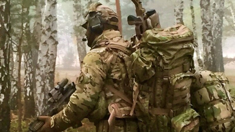 Ein Kursteilnehmer bei einer Patrouille im Wald nahe Senica (Bild: Richard Schmitt)