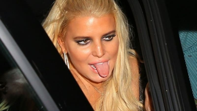 Jessica Simpson zeigte den Paparazzi im Rausch auch noch die Zunge. (Bild: www.PPS.at)