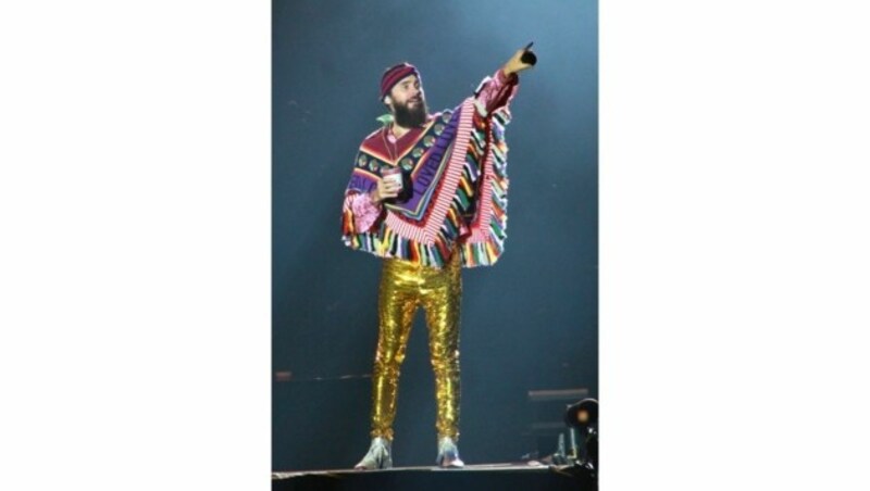 In Glitzerhose und mit kunterbuntem Poncho enterte Jared Leto die Bühne. (Bild: www.PPS.at)