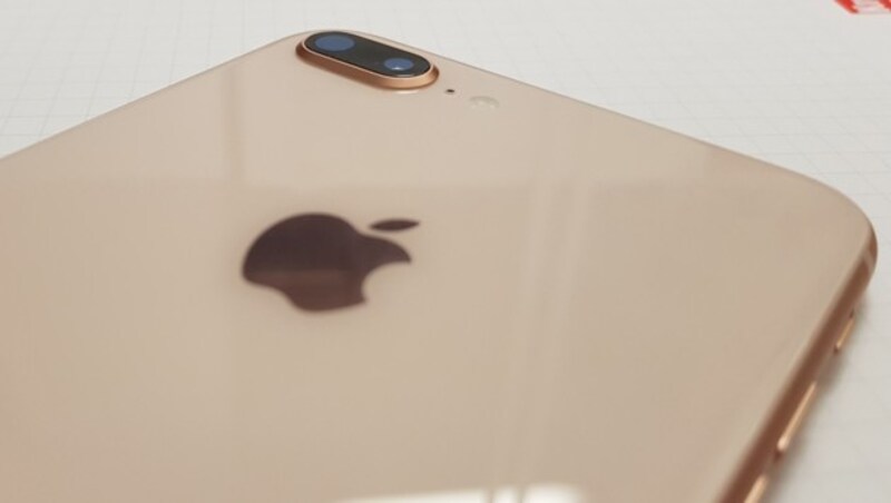 Die Doppelkamera im iPhone 8 Plus steht relativ weit aus dem Gehäuse hervor. (Bild: Dominik Erlinger)