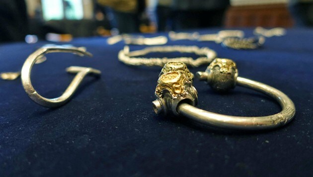 Mehrere Fundstücken des auf Sylt gefundenen Silberschatzes (Bild: APA/dpa/Andre Klohn)
