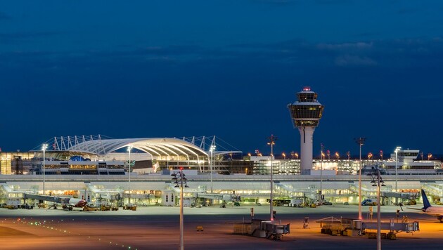 Eine Weitansicht vom Münchner Flughafen bei Nacht (Bild: Shutterstock.com/ Michael Thaler)