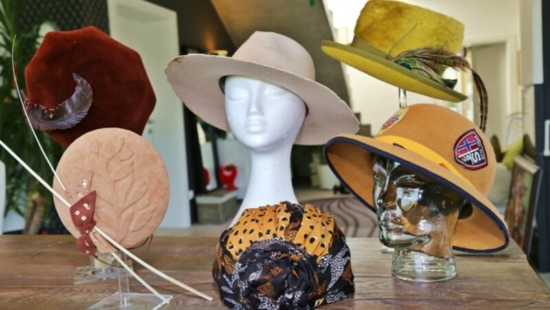 Von Hüten bis Fascinators â013 das Angebot der Hutmacherin aus Ebensee ist bunt gefächert. (Bild: Marion Hörmandinger)