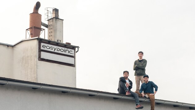 Die Easygoinc-Gründer Ali Deliri, Martin Erbler und David Lugmayr (v.l.) am Dach des Firmengebäudes. (Bild: David Lugmayr)