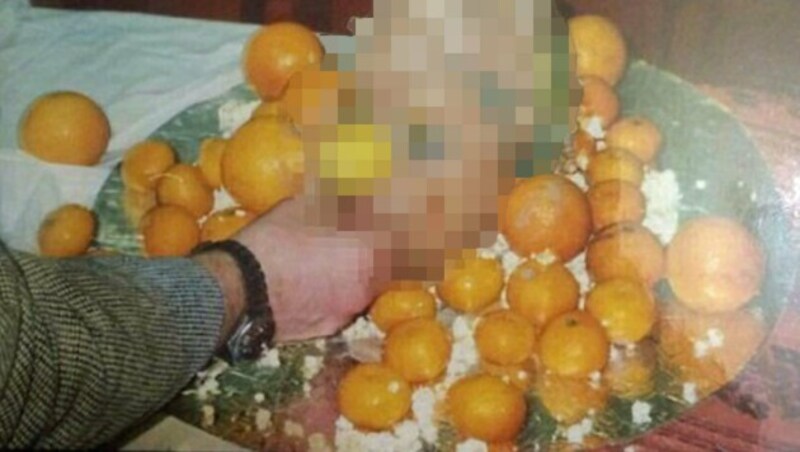 Eines der verstörenden Bilder: Der Kopf eines Opfers auf einer Obstplatte (Bild: east2west news)