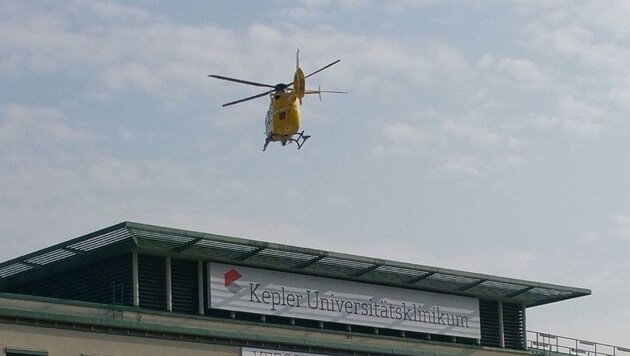 Die schwer verletzte Neunjährige wurde in die Kepler Uniklinik geflogen. (Bild: "Kronen Zeitung")