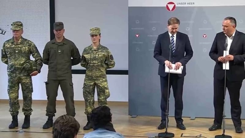 Der Verteidigungsminister bei der Präsentation der neuen Uniformen (Bild: Screenshot APA)