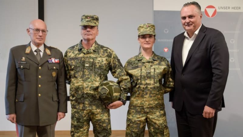 Generalstabschef Othmar Commenda (l.) und der Verteidigungsminister (r.) zeigen die neuen Uniformen. (Bild: Pusch/HBF)