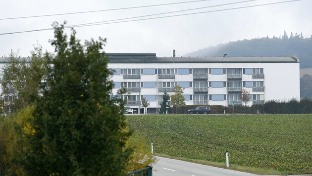 Das Pflegeheim in Kirchstetten (NÖ) (Bild: APA/ROLAND SCHLAGER)