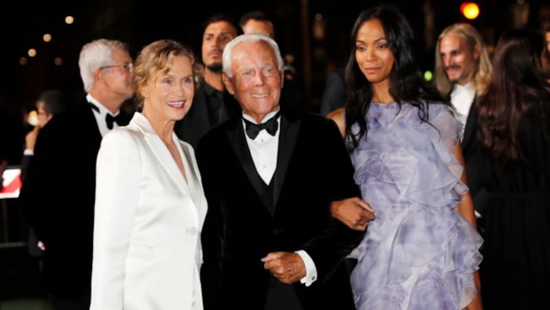 Giorgio Armani mit den Schauspielerinnen Lauren Hutton (links) und Zoe Saldana (Bild: Copyright 2017 The Associated Press. All rights reserved.)