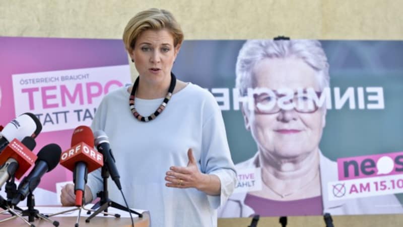 Beate Meinl-Reisinger bei der Präsentation der letzten NEOS-Plakatwelle vor der Wahl (Bild: APA/HERBERT NEUBAUER)