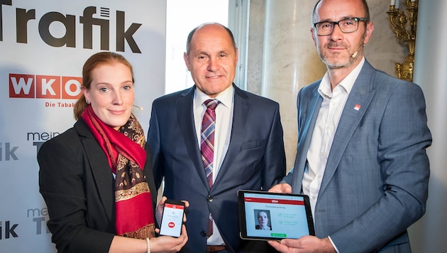 Innenminister Wolfgang Sobotka testet die neuen digitalen Ausweise zunächst in einigen Trafiken. (Bild: BMI/Gerd Pachauer)