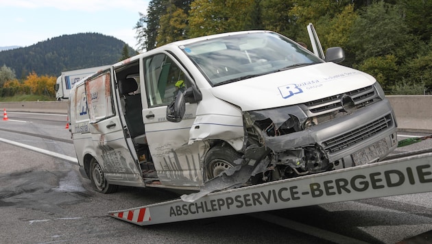 Das Fahrzeug der steirischen Baufirma war nur noch ein Wrack (Bild: laumat.at/Matthias Lauber)