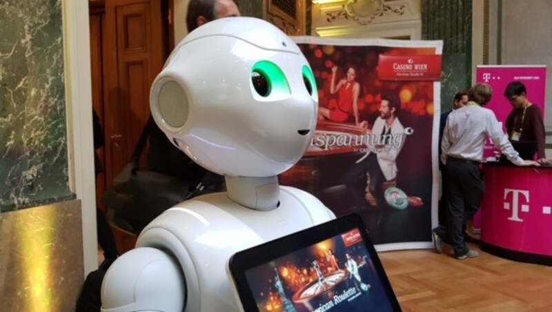 Am Rande der Konferenz zeigten Darwin's Circle-Partner futuristische Technik wie den Roboter Pepper. (Bild: Dominik Erlinger)