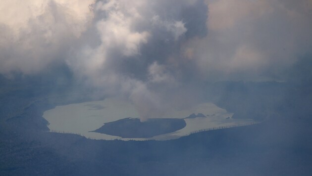 Seit dem Wochenende spuckt der knapp 1500 Meter hohen Vulkan Feuer und Asche. (Bild: New Zealand Defense Force)