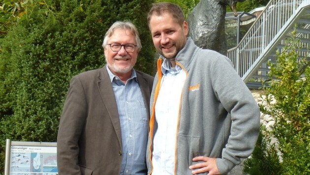 Michael Martys (li.) übergibt an seinen Nachfolger André Stadler (Bild: Alpenzoo)