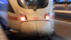 Die deutsche Polizei schnappte zwei Jugendliche, die sich als „Train-Surfer“ an einen ICE ...