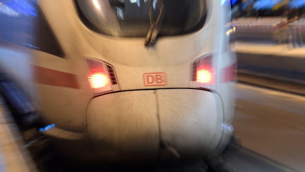 Die deutsche Polizei schnappte zwei Jugendliche, die sich als „Train-Surfer“ an einen ICE ...