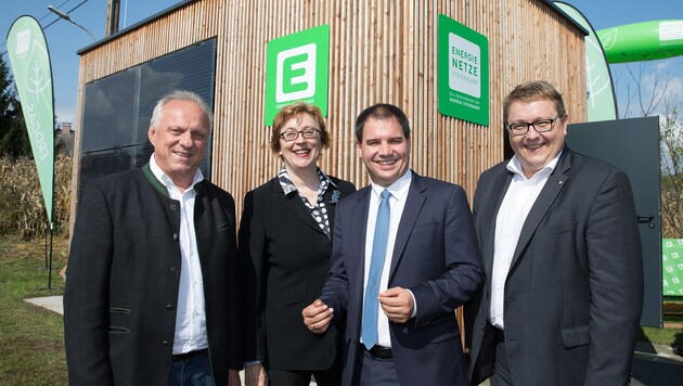 Bürgermeister A. Lenz, Th. Vogel (Klimafonds), Vize-LH M. Schickhofer und M. Graf (Energie Stmk.) (Bild: Energie Steiermark)