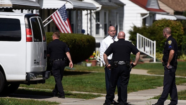 Polizeikräfte am Ort des Dramas (Bild: AP/MLive Detroit)
